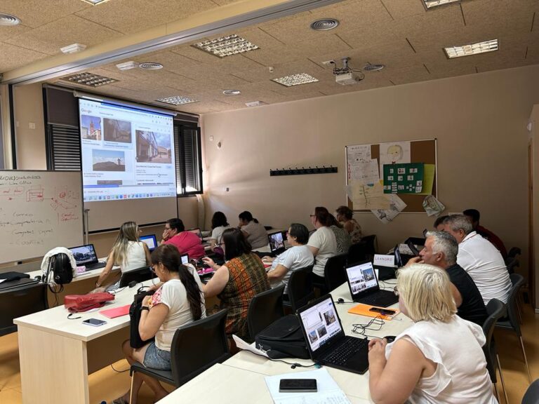Gran grupo de personas en el curso de Herramientas y Competencias Digitales para el Trabajo en Herencia-Ciudad Real