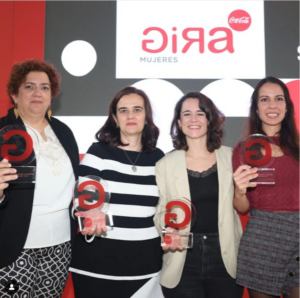 foto Marta Garrido y otras tres mujeres con el premio Gira Mujeres